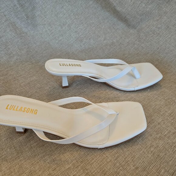 Women's White Thong Flip Flop Sandals with Kitten Heel, Size 9.5 - Picture 2 of 5